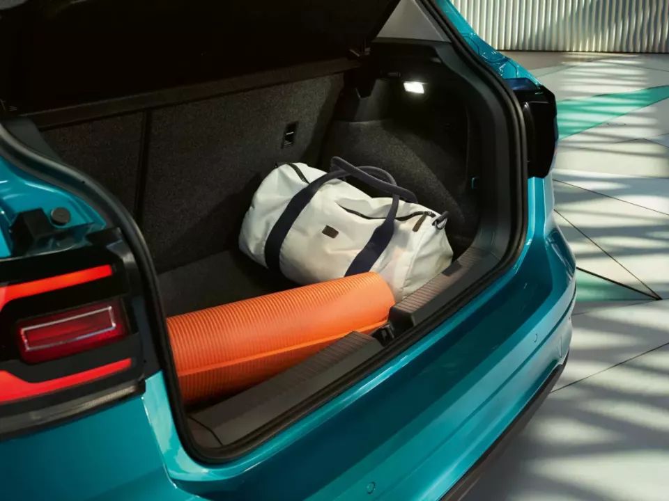 TS0064_T-Cross-open-rear-luggage-compartment-with-sport-luggage_3-2_f-cc-1