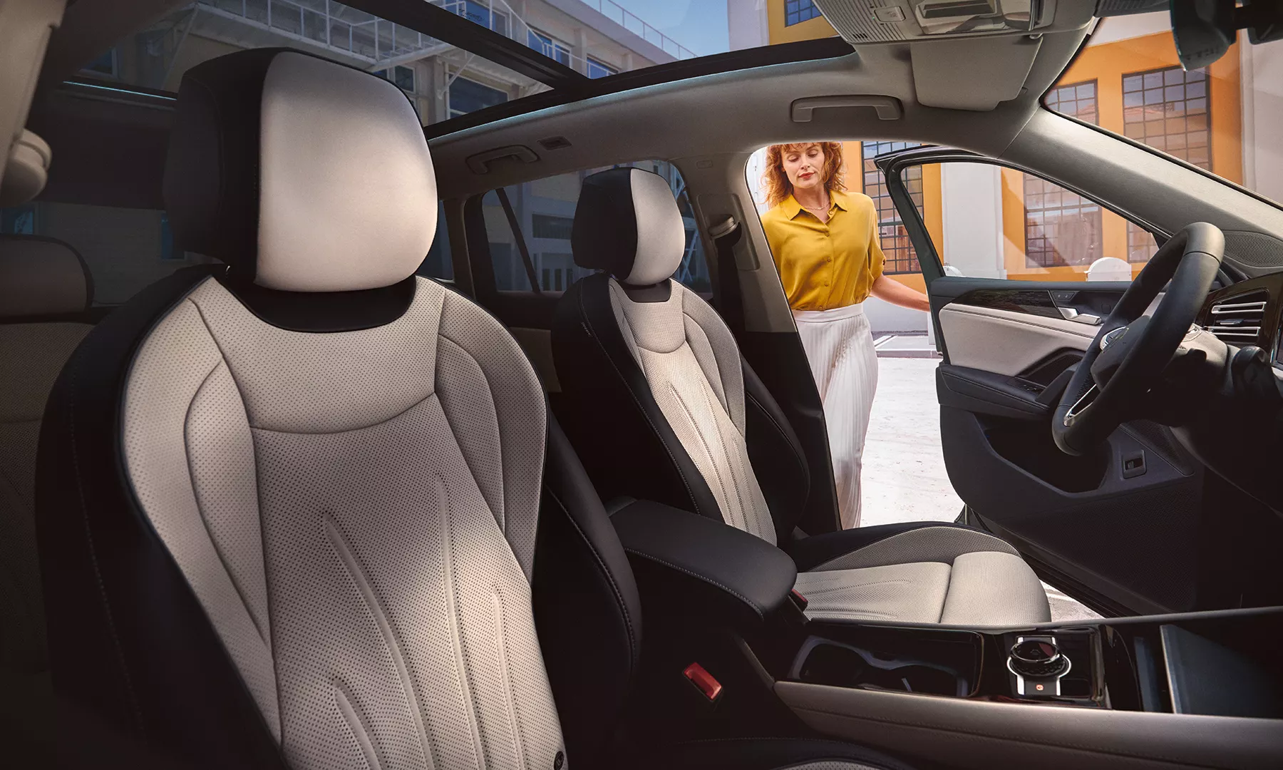 TN2397_Tiguan_interior_co-driver_view_woman_entering_car